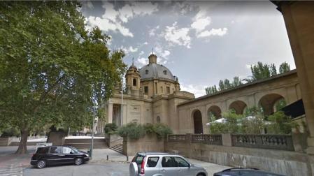 Viandante lesionado al ser golpeado por una valla tirada por el viento en Pamplona