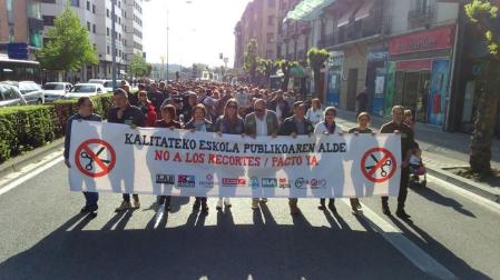 Una manifestación reclama en Pamplona la "reversión de los recortes" en Educación