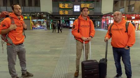 Los bomberos acusados de tráfico de personas viajan a Grecia para ser juzgados