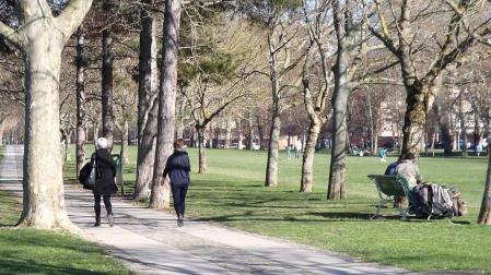 Los pamploneses disfrutaron de un sábado soleado en la capital navarra.