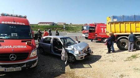 Dos heridas tras colisionar contra un camión en Cárcar