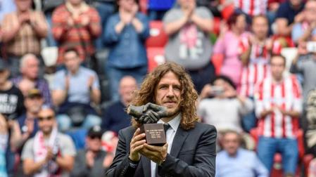 Carles Puyol recibe de manos de Iribar el premio 'One Club Player'