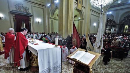 Las cofradías y hermandades portaron sus banderas durante el momento de la consagración en la misa de ayer.
