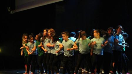 Alumnos de hip-hop durante su actuación.