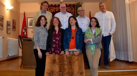 El alcalde, a la dcha., con los miembros del jurado.