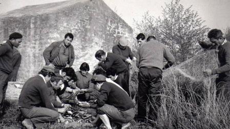 La web municipal de Murillo el Fruto recoge varias fotos antiguas de la Pesqueta. Esta fiesta campestre, desaparecida en los años 70, comenzaba con un almuerzo a base de barbos y madrillas