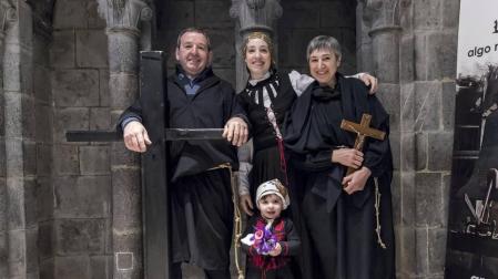 Juan Maisterra, su hija Maite, la madre, Amparo Anchorena, e Irene, hija de Maite y la única niña en Garaioa. La imagen se tomó en la romería de Aezkoa a Roncesvalles.