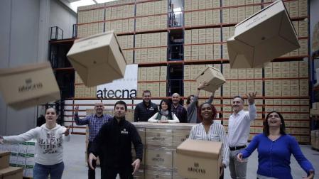 Parte de los trabajadores de Atecna, en los almacenes de Esquíroz. De izquierda a derecha: Almudena Jiménez, Fernando Iribarren (director de proyectos), Jorge Pérez (responsable de archivo), Mikel Lacunza (responsable de mantenimiento), Emy Paredes (responsable de departamento IT), Pedro Latasa (responsable I+D+i), María Rives, Mabel Lara, Gorka Lacunza (gerente) y Beatriz Pozo (responsable de administración).