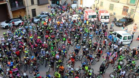 Los 400 participantes de la segunda BTT de Arróniz aplauden tras el minuto de silencio que guardaron en la plaza de los Fueros, antes de salir.