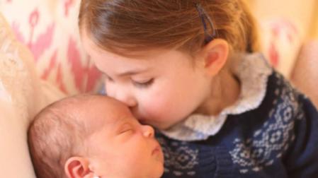 El príncipe Luis de Cambridge y su hermana Carlota, en su primera foto juntos