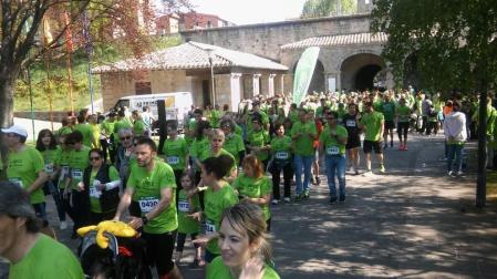 Un sol radiante se une a la V Marcha contra el Cáncer en Pamplona