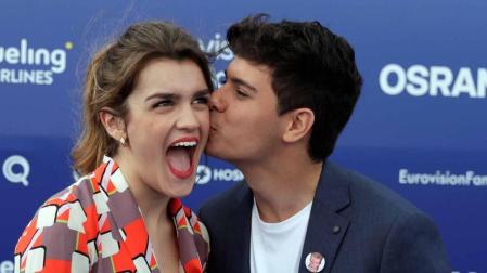 Amaia Romero y Alfred García posan junto a los representantes del resto de países en la alfombra azul que dio este domingo paso a la fiesta eurovisiva el mismo día que realizaron el segundo ensayo general