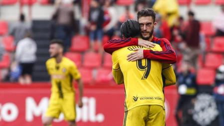 Abrazo entre Roberto Torres y Quique al finalizar el encuentro.