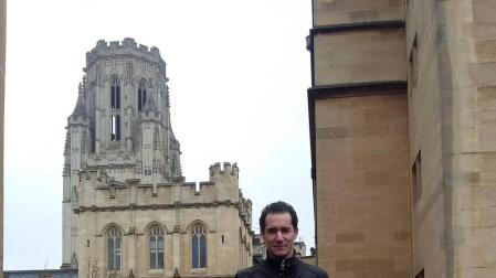 Luis Solabre Valois, junto al edificio central de la Universidad de Bristol.