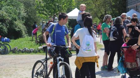 Multitud de ciclistas participaron en la ruta organizada con motivo del Día de las Vías Verdes.