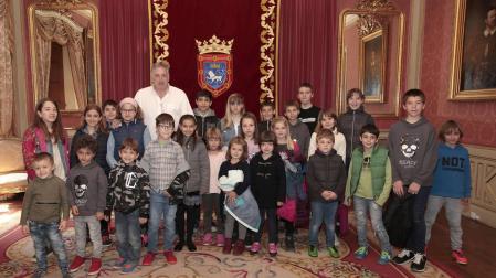 Los txikis de las Peñas, en el Ayuntamiento, por el quinto peldaño de la escalera