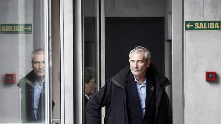 El consejero de Hacienda y Política Financiera, Mikel Aranburu, en los pasillos del Parlamento de Navarra.