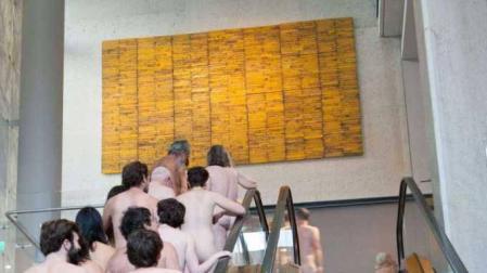 Nudistas en el museo y de picoteo en la Torre Eiffel