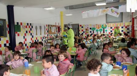 Alumnos en el comedor del colegio de Cintruénigo.