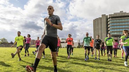 Reyes Estévez da una charla para aficionados al running en Pamplona