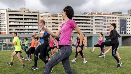 Varios aficionados al running disfrutaron de una charla y ejercicios con el medallista olímpico.