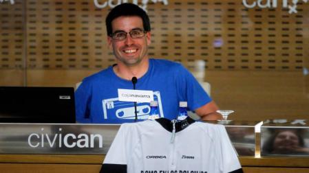 El periodista y viajero Ander Izagirre ofrece una charla en la biblioteca de Navarra