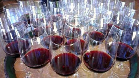 Vinculan el aumento del consumo de alcohol con el tamaño de las copas de vino