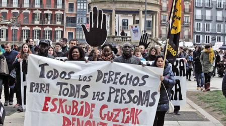 Una manifestación contra el racismo recorre las calles de Pamplona