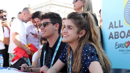 Amaia y Alfred, en un encuentro con la prensa y sus seguidores en Lisboa a un día para Eurovisión.