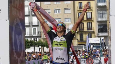 Un millar de triatletas desafiaron al calor en el Half Triathlon Pamplona-Iruña, que repartió los títulos de media distancia.