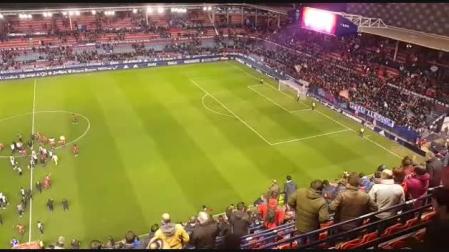 La afición de Osasuna celebra la victoria contra el Oviedo