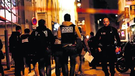 Una fallecida y cuatro heridos en un ataque con cuchillo en el centro de París