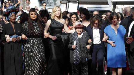 Cate Blanchett y la veterana realizadora francesa Agnès Varda, más de 80 mujeres de todos los ámbitos del cine desfilaron este sábado por la mítica alfombra roja del Festival de Cannes para reafirmar su presencia en la industria del cine