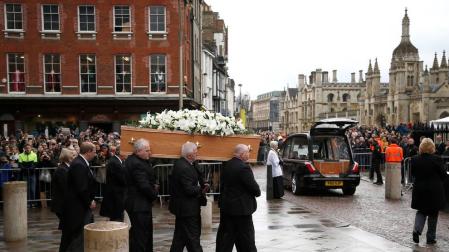 Amigos y familiares despiden a Stephen Hawking en un funeral privado en Cambridge