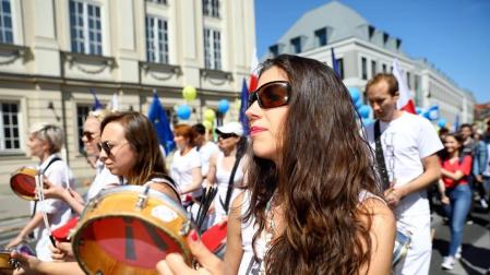 Miles de personas rechazan en Polonia las medidas restrictivas del Gobierno