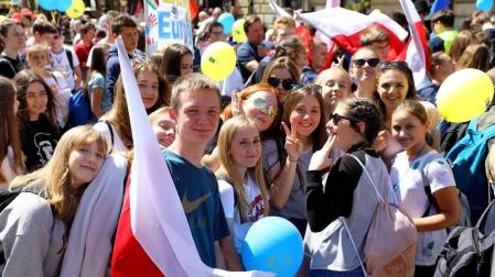 Miles de polacos se manifestaron en Varsovia contra las polémicas reformas del PiS en Justicia y medios de comunicación públicos en la denominada 'Marcha por la Libertad'.