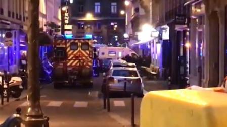 Un hombre ataca con un cuchillo a varias personas en el centro del París