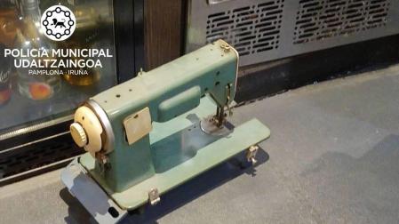 Evacuado al CHN tras caerle una máquina de coser en un bar de Pamplona
