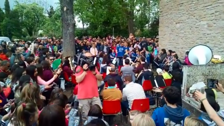Así cantó Lodosa 'Tu canción' para apoyar a Amaia en las fiestas de San Gregorio
