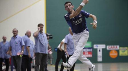 Jokin Altuna, en el aire para la semifinal del Campeonato de Parejas