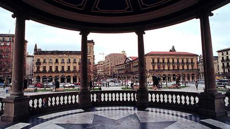 Más seguridad para la barandilla del quiosco de la Plaza del Castillo