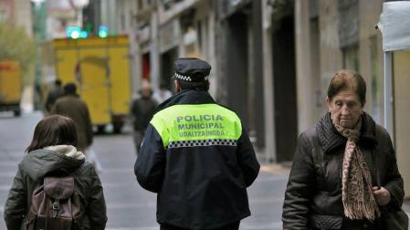 Un agente de Policía Municipal patrulla por la calle Chapitela de Pamplona, en una imagen de archivo.
