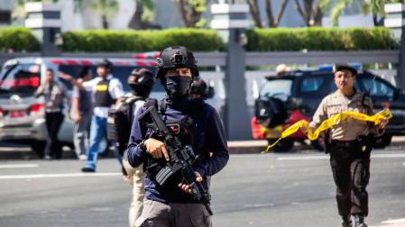 Al menos cuatro muertos al explotar una bomba en una comisaría de Indonesia