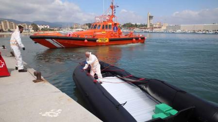La Armada rescata a un inmigrante que cruzaba el Estrecho en tabla de surf