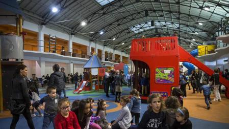 El Ayuntamiento elaborará un plan para cubrir los parques infantiles