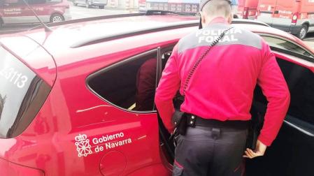 Acuda de recoger el coche de un amigo denunciado pese a tener una orden de detención