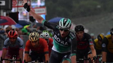 Sam Bennett (Bora) gana la 12ª etapa del Giro. Yates sigue líder