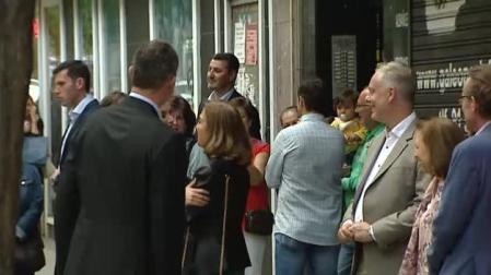 El rey sorprende acompañando a la reina a la final del concurso de monólogos científicos