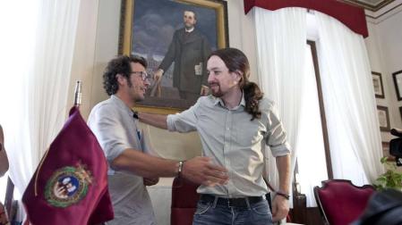 Kichi, alcalde de Cádiz, defiende "vivir como gente corriente para representarla"