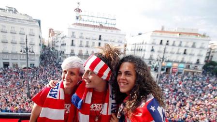 Jugadores y jugadoras del Atlético de Madrid celebraron la Europa League y el título liguero este viernes 18 de mayo por las calles de la ciudad.